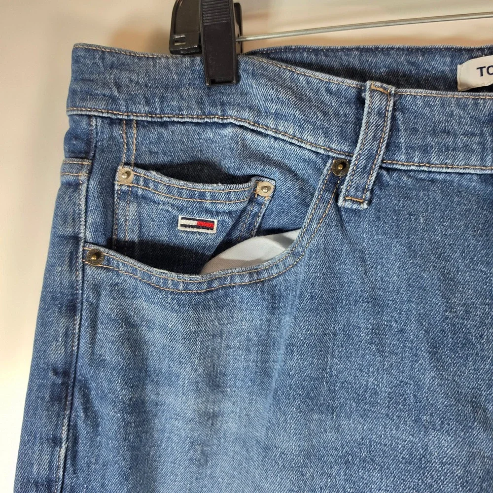 Tommy Jeans Mens 36x30 Medium Wash Tapered Denim Blue Jeans Embroidered Logo